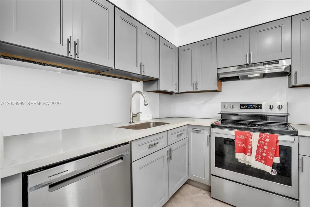 3021 Oakland Forest Dr #208 Oakland Park, FL 33309