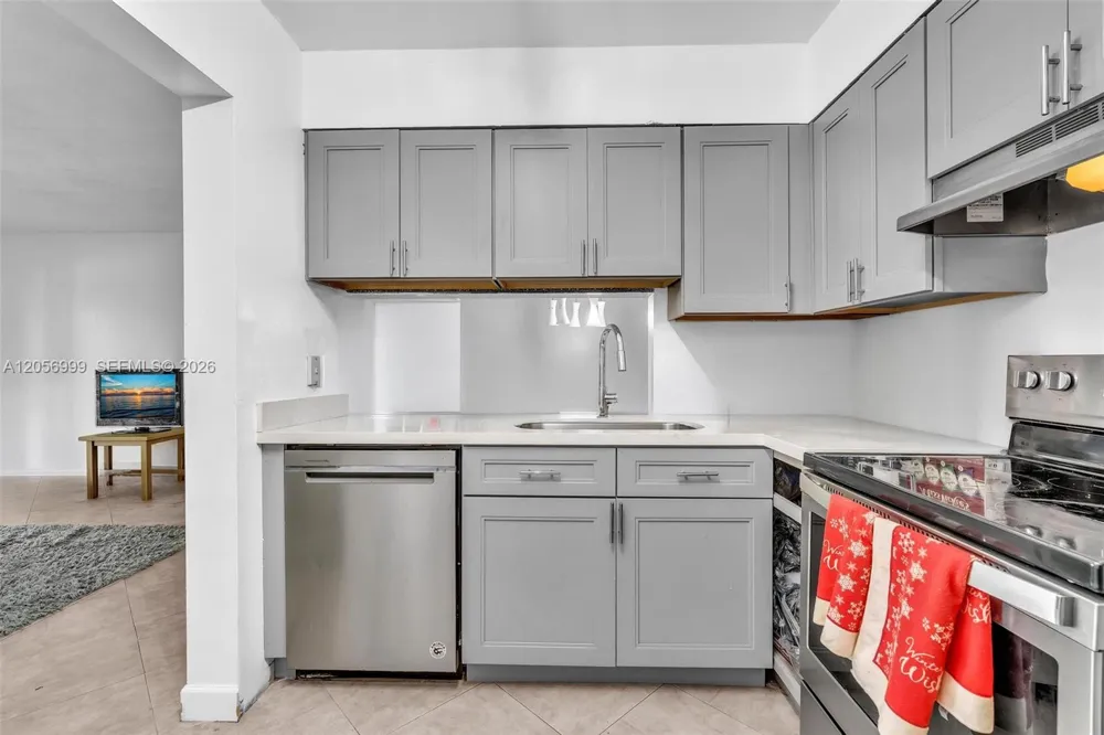 3021 Oakland Forest Dr #208 Oakland Park, FL 33309