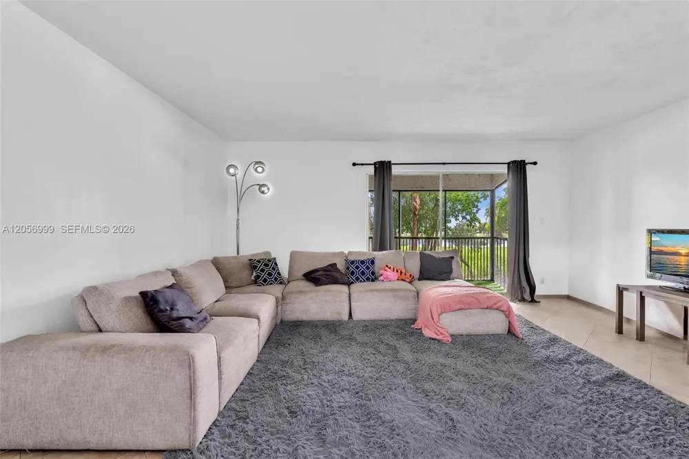 3021 Oakland Forest Dr #208 Oakland Park, FL 33309