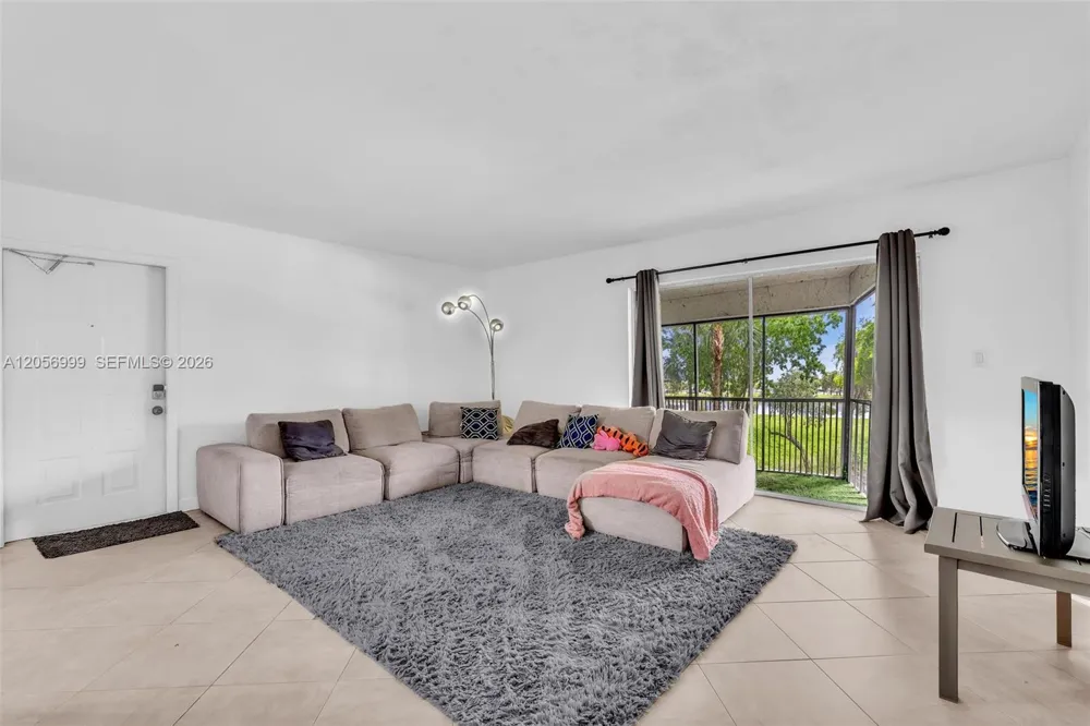 3021 Oakland Forest Dr #208 Oakland Park, FL 33309