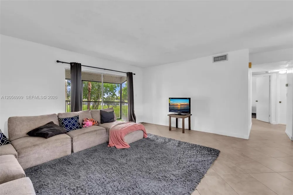 3021 Oakland Forest Dr #208 Oakland Park, FL 33309