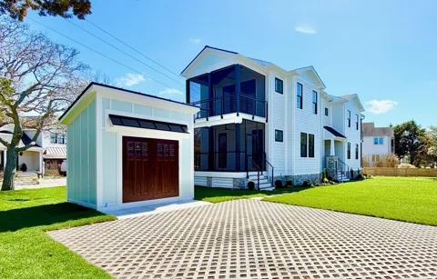 605 E Lake Drive