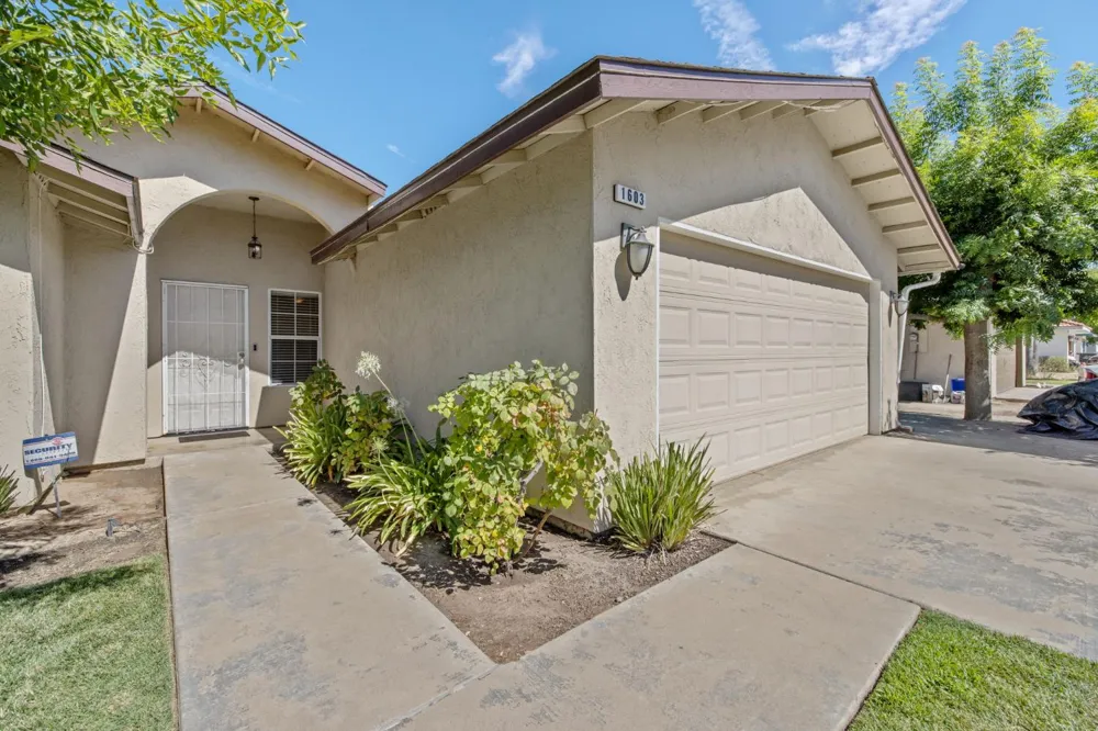 1603 Rosewood Lane Hanford, CA 93230