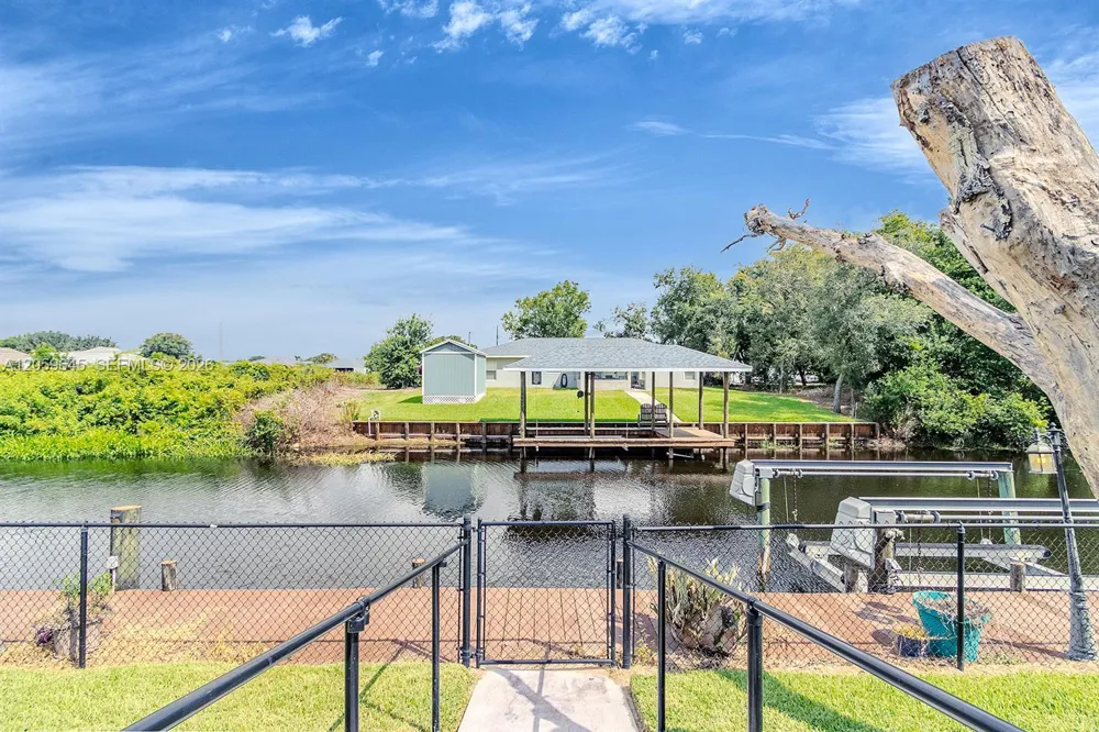 374 Parker St NE Lake Placid, FL 33852