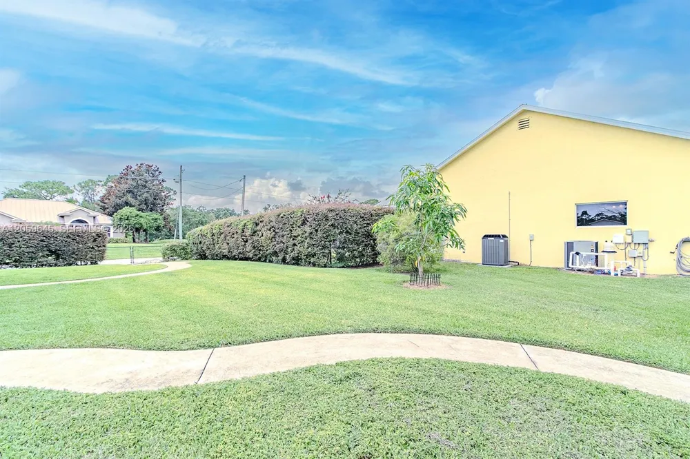 374 Parker St NE Lake Placid, FL 33852