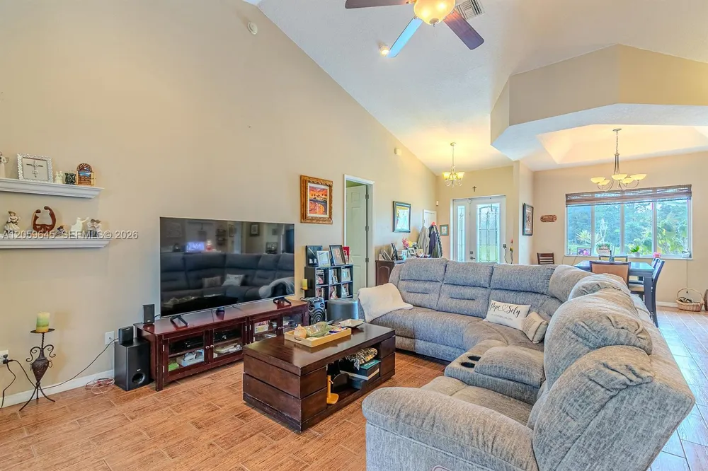 374 Parker St NE Lake Placid, FL 33852