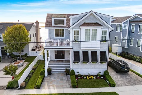 11501 Paradise Drive
