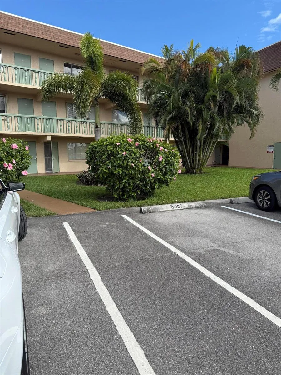 400 VILLAGE GREEN CIRCLE W #105 Palm Springs, FL 33461