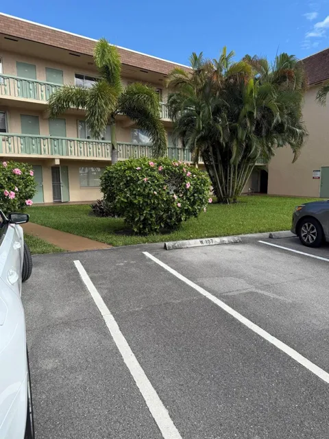 400 VILLAGE GREEN CIRCLE W #105