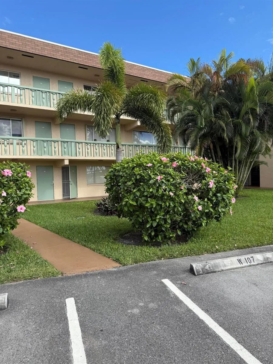 400 VILLAGE GREEN CIRCLE W #105 Palm Springs, FL 33461