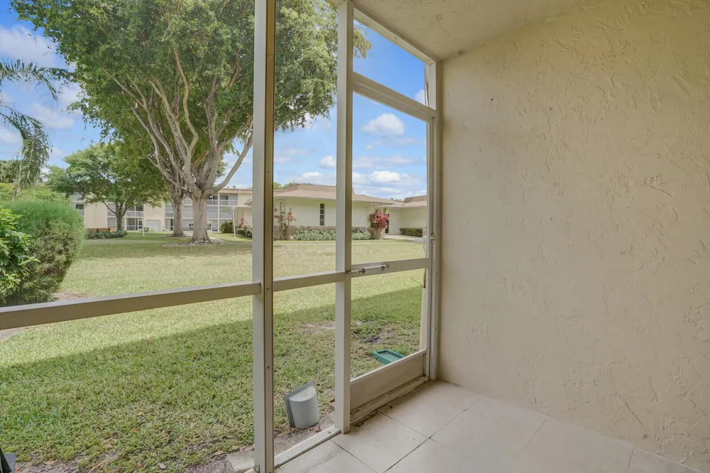 400 VILLAGE GREEN CIRCLE W #105 Palm Springs, FL 33461