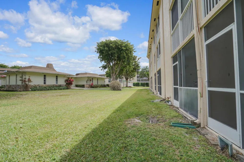 400 VILLAGE GREEN CIRCLE W #105 Palm Springs, FL 33461