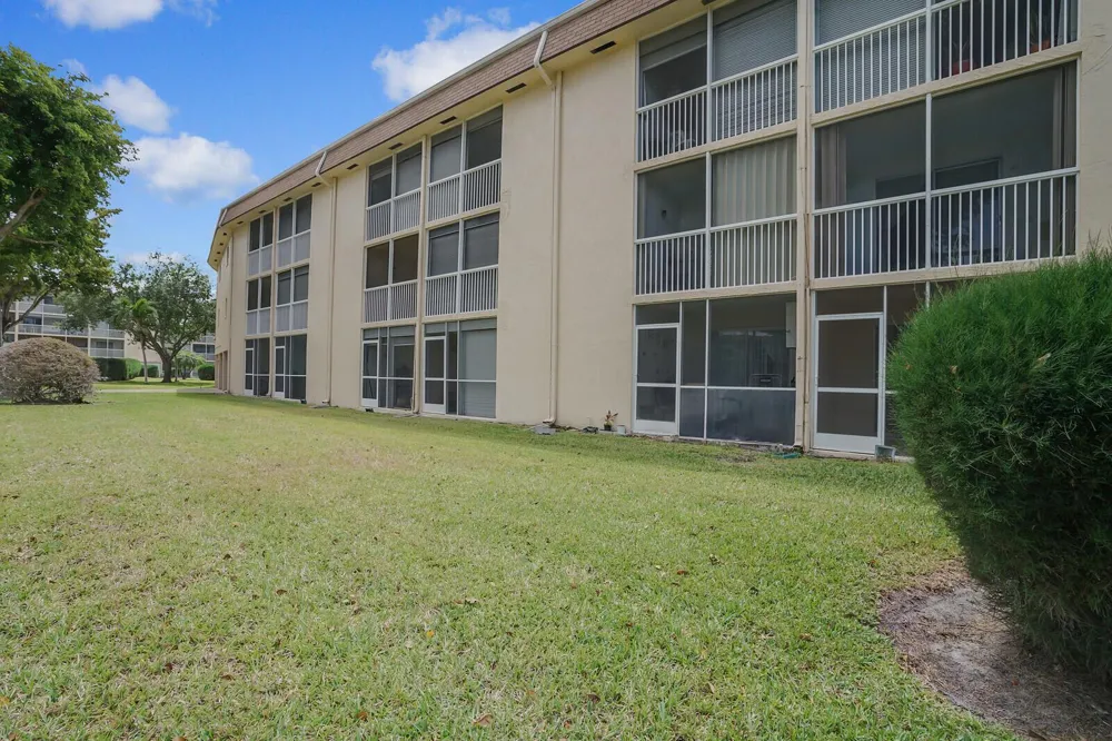 400 VILLAGE GREEN CIRCLE W #105 Palm Springs, FL 33461