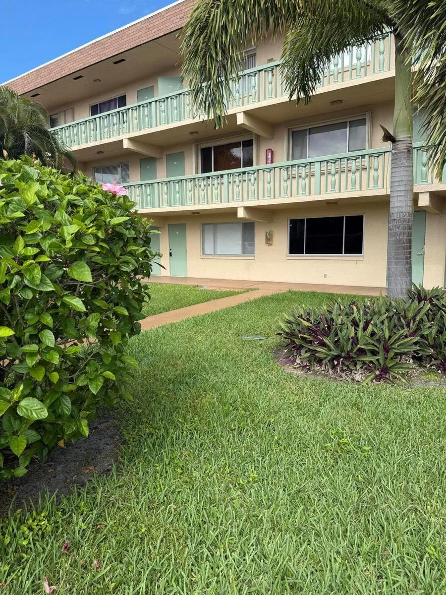 400 VILLAGE GREEN CIRCLE W #105 Palm Springs, FL 33461