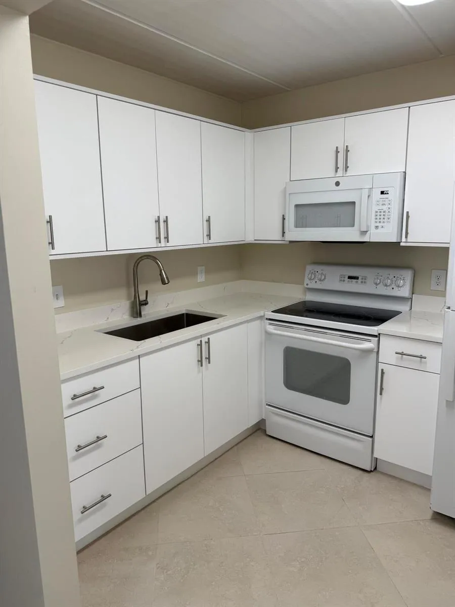 400 VILLAGE GREEN CIRCLE W #105 Palm Springs, FL 33461