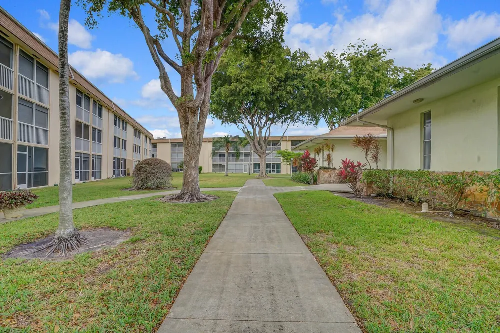 400 VILLAGE GREEN CIRCLE W #105 Palm Springs, FL 33461