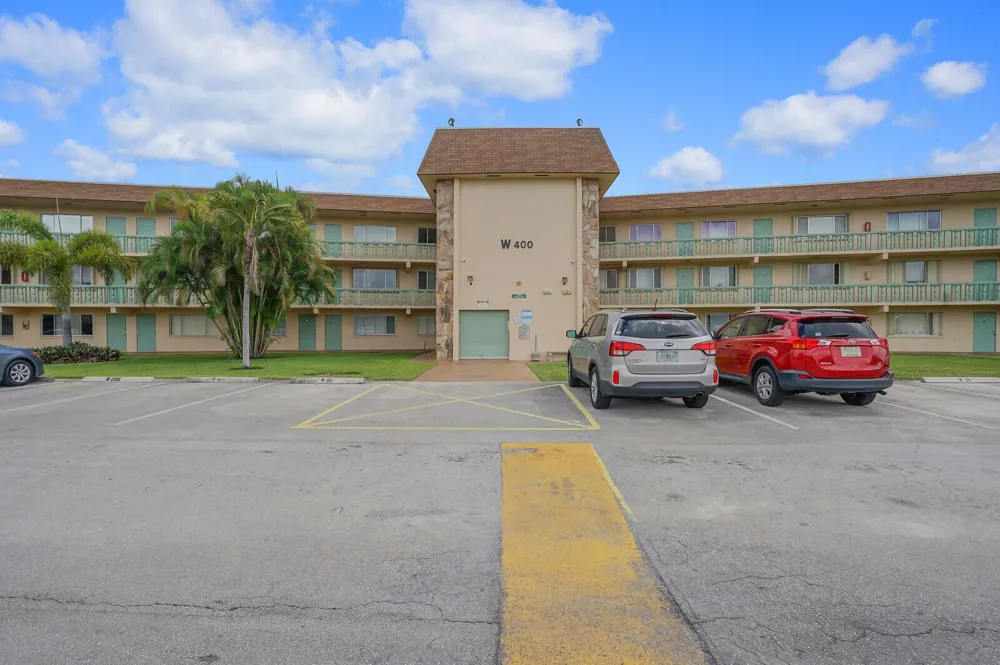 400 VILLAGE GREEN CIRCLE W #105 Palm Springs, FL 33461
