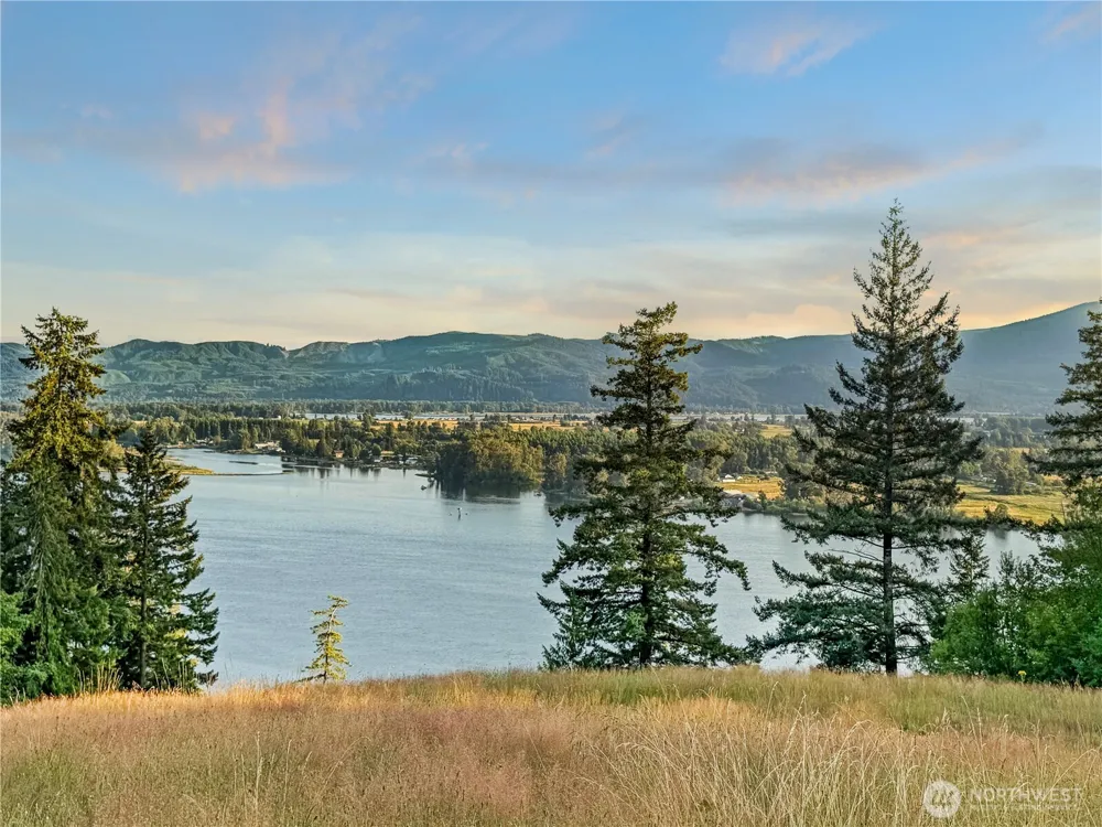 26 Riverview East Road Cathlamet, WA 98612