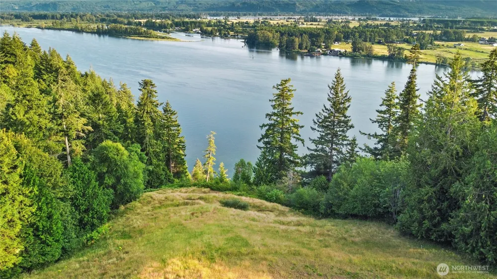 26 Riverview East Road Cathlamet, WA 98612