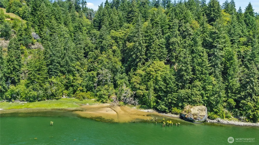 26 Riverview East Road Cathlamet, WA 98612