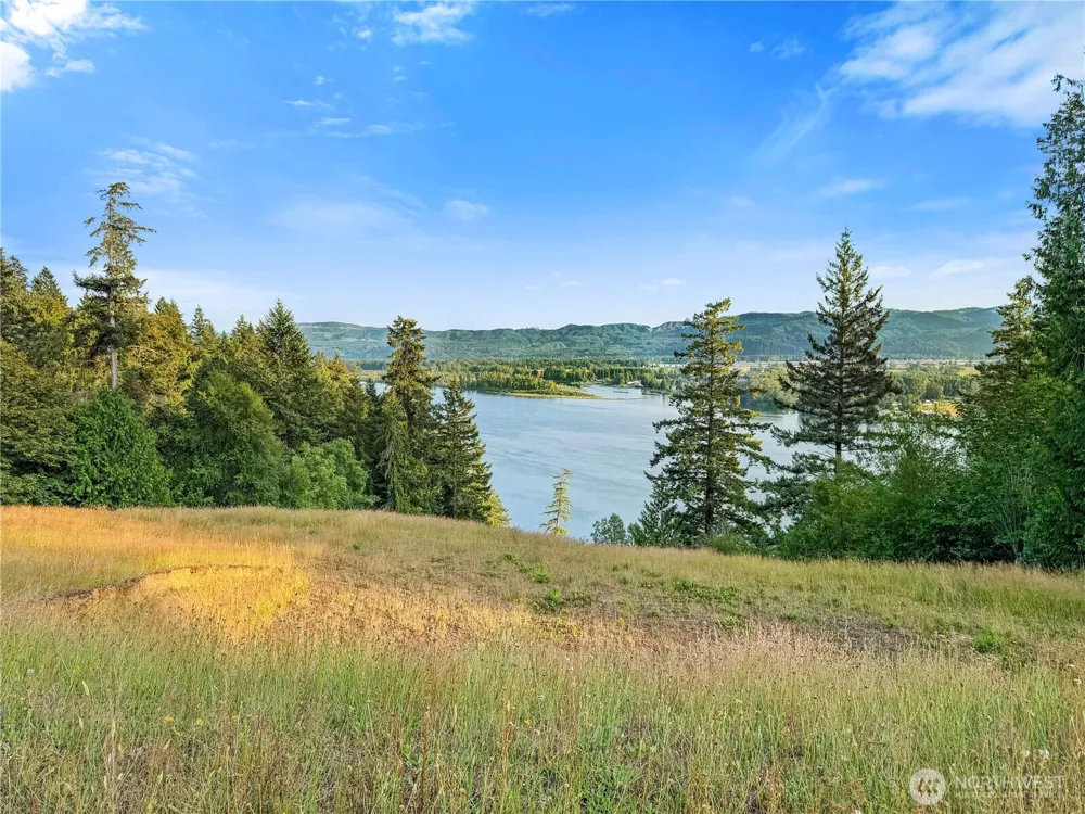 26 Riverview East Road Cathlamet, WA 98612
