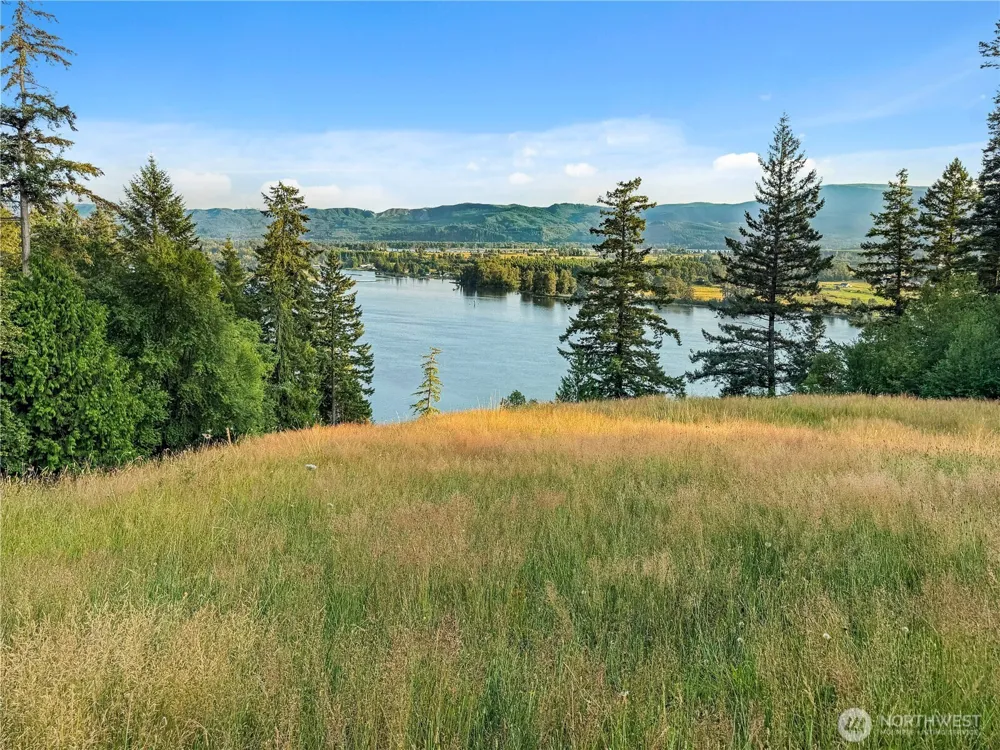 26 Riverview East Road Cathlamet, WA 98612