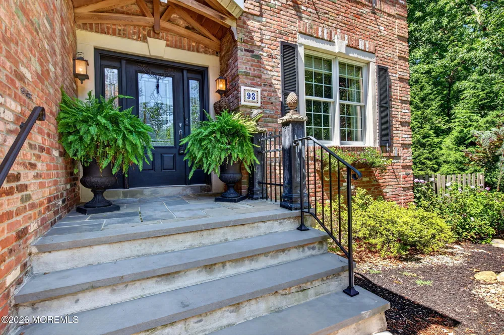 93 Lamb Lane Manalapan, NJ 07726