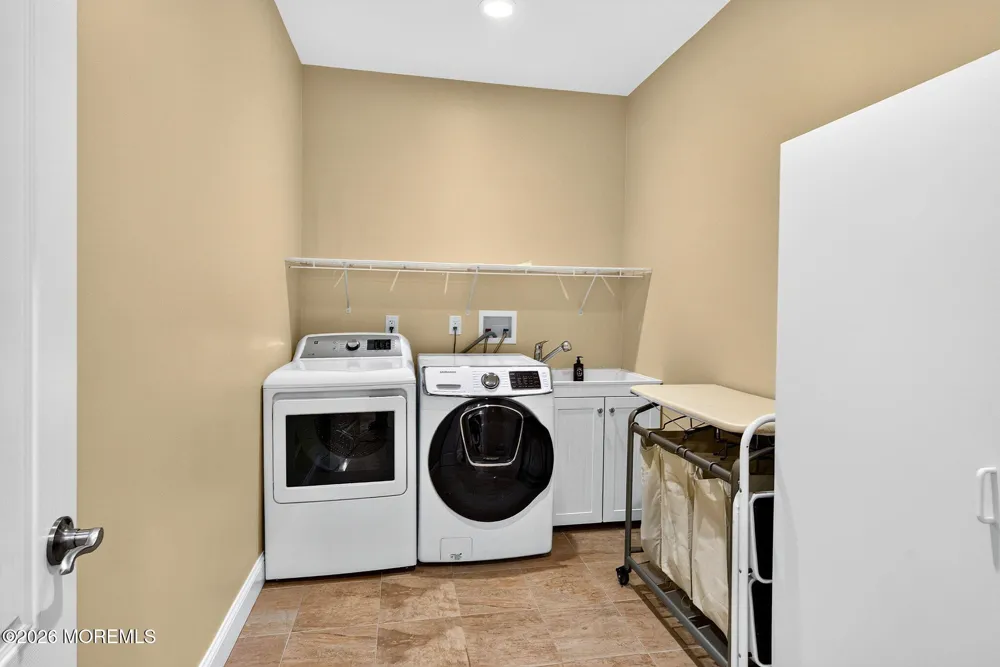 93 Lamb Lane Manalapan, NJ 07726