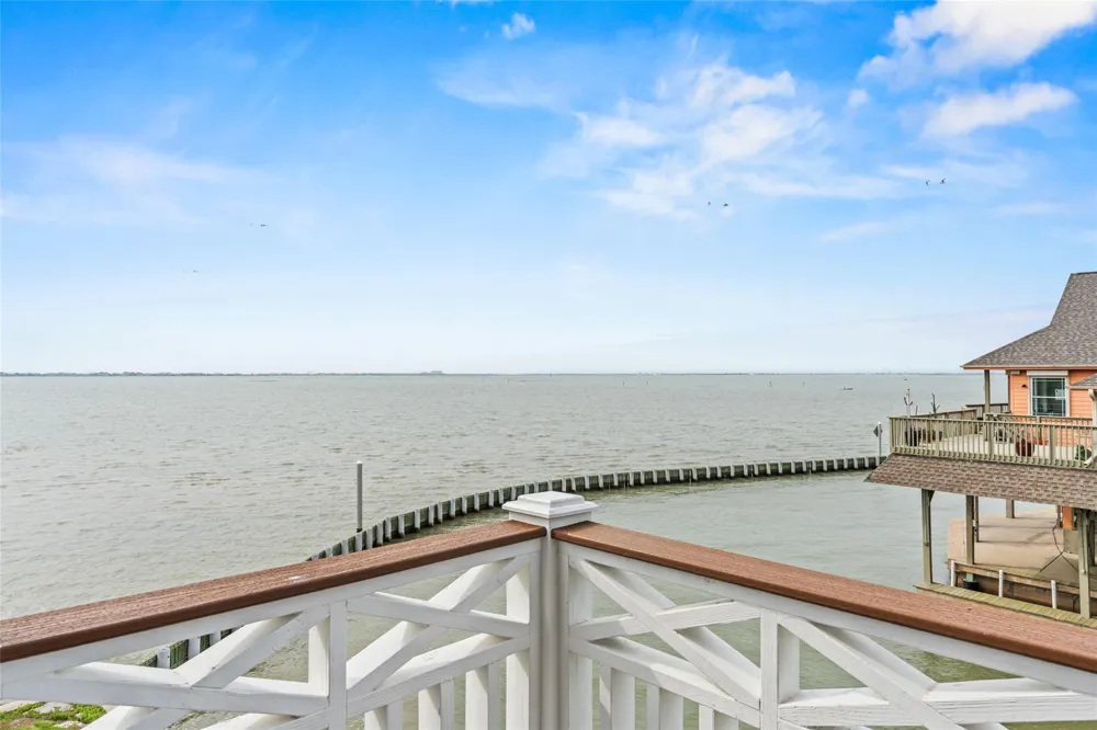 107 Gulf Drive Tiki Island, TX 77554