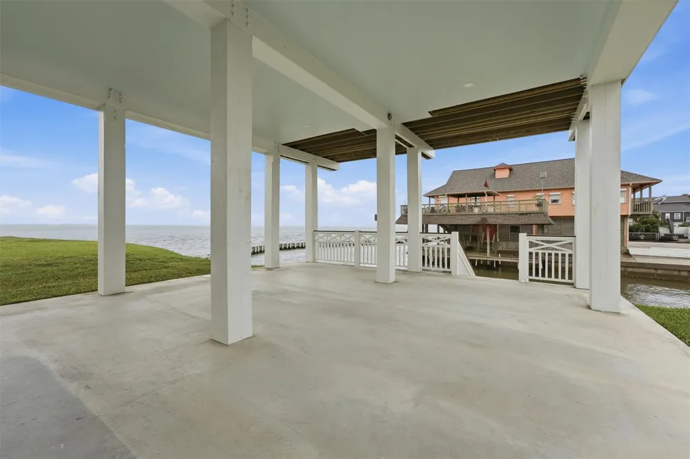 107 Gulf Drive Tiki Island, TX 77554