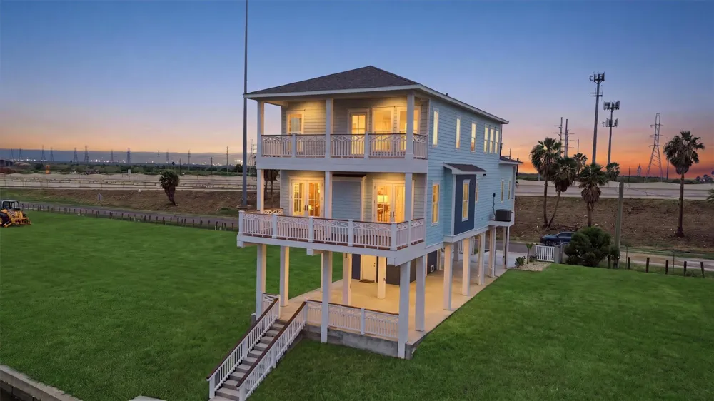 107 Gulf Drive Tiki Island, TX 77554