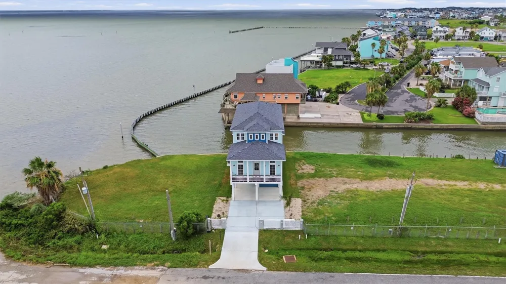 107 Gulf Drive Tiki Island, TX 77554