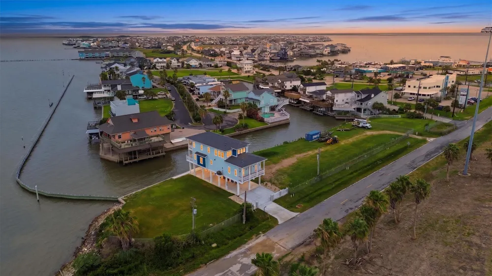 107 Gulf Drive Tiki Island, TX 77554