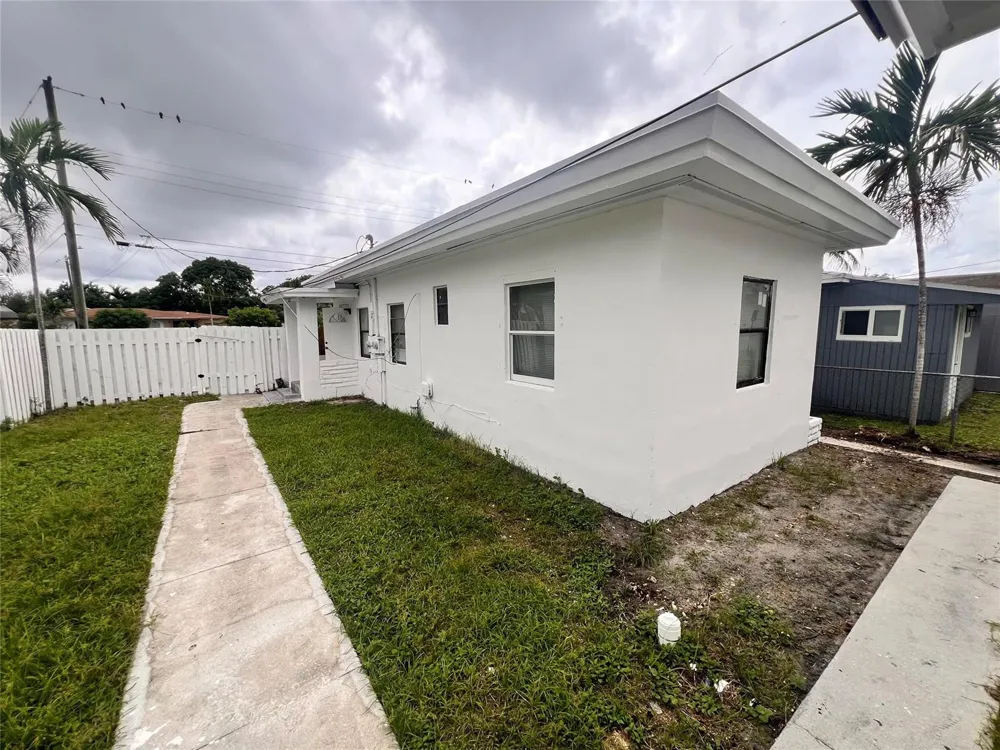 612 NW 6TH COURT #2 Hallandale Beach, FL 33009