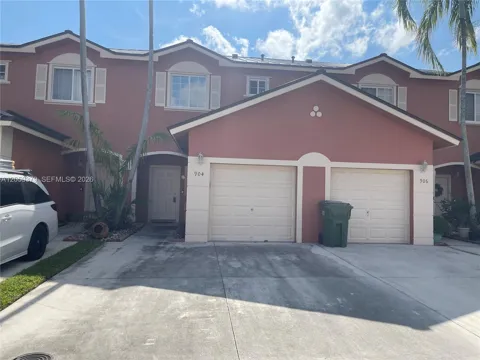904 NW 100th Ave