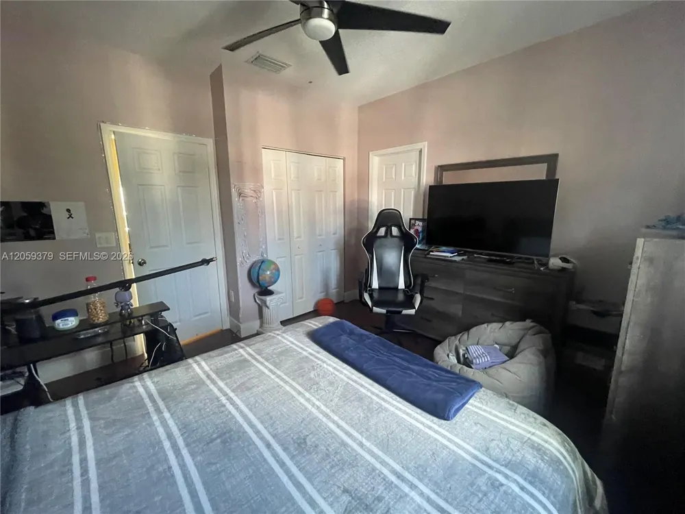 904 NW 100th Ave Pembroke Pines, FL 33024