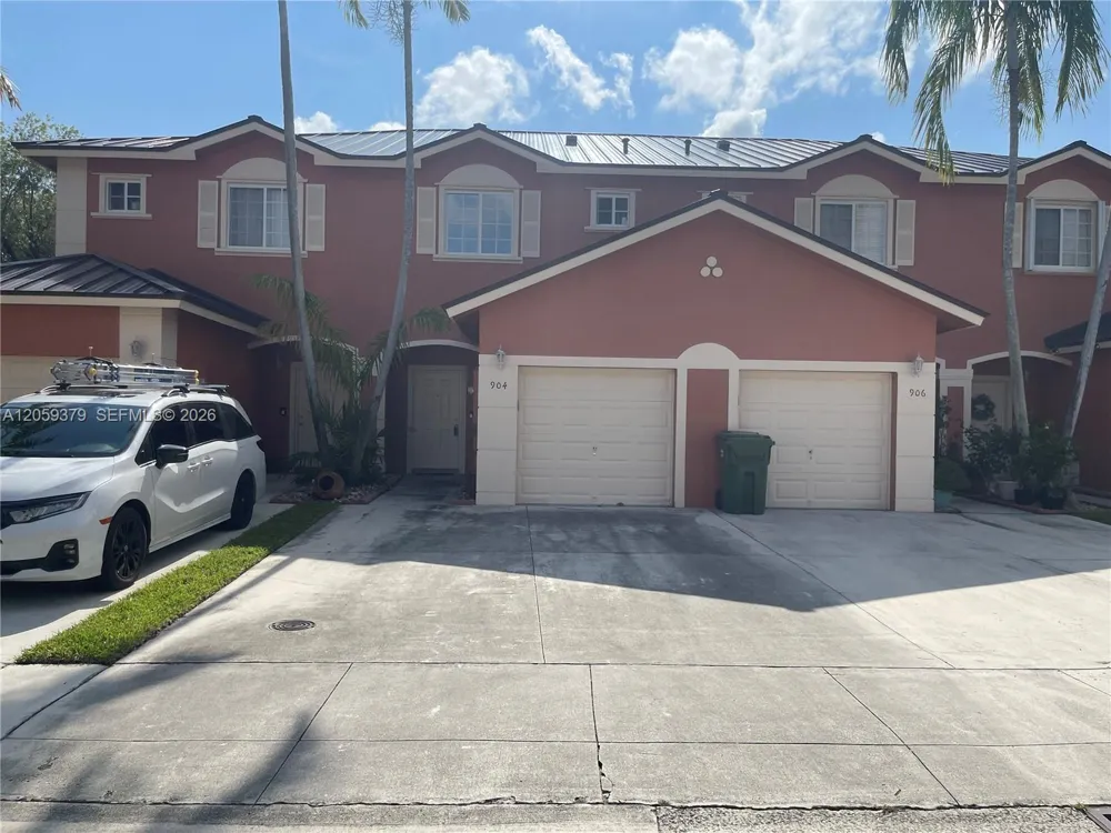 904 NW 100th Ave Pembroke Pines, FL 33024