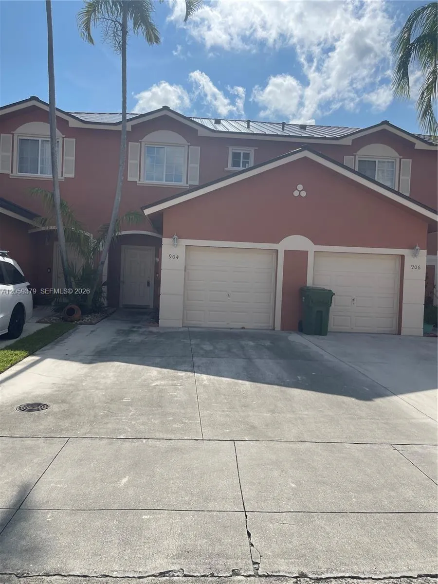 904 NW 100th Ave Pembroke Pines, FL 33024