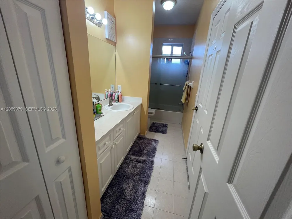 904 NW 100th Ave Pembroke Pines, FL 33024