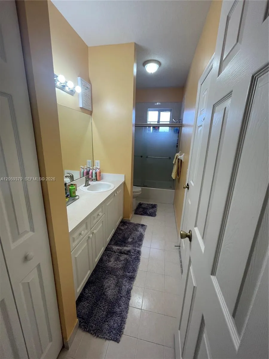 904 NW 100th Ave Pembroke Pines, FL 33024