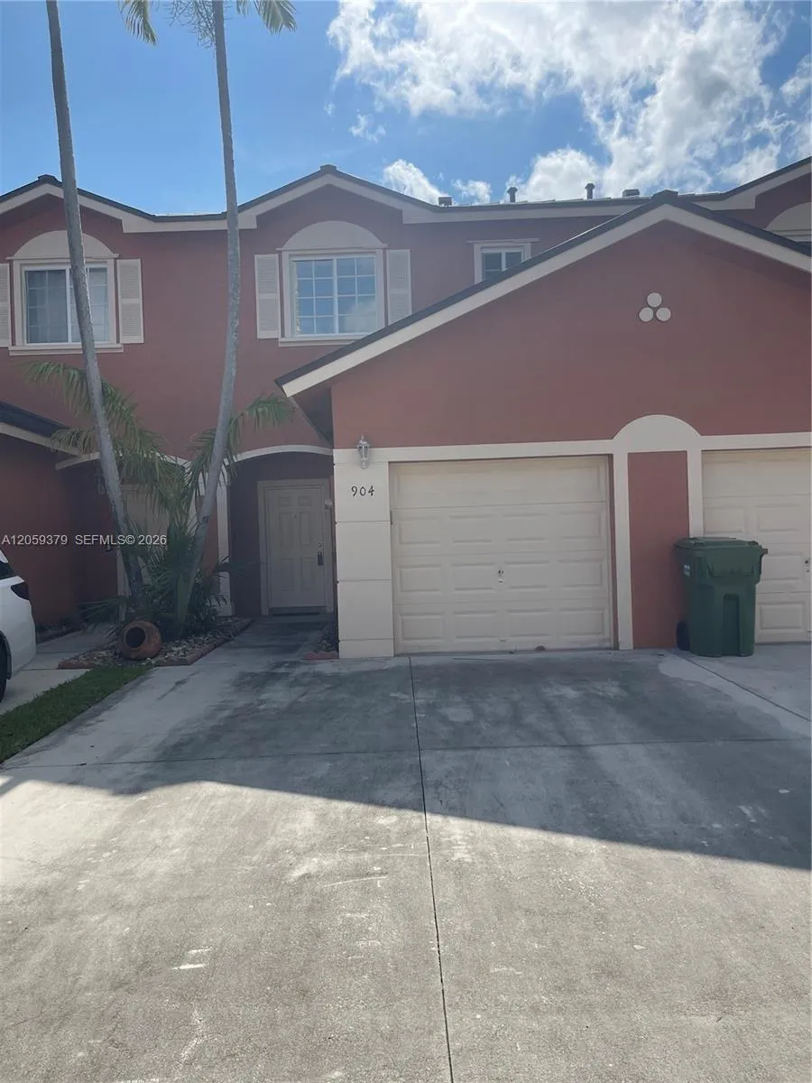 904 NW 100th Ave Pembroke Pines, FL 33024