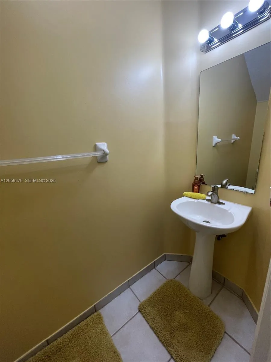 904 NW 100th Ave Pembroke Pines, FL 33024