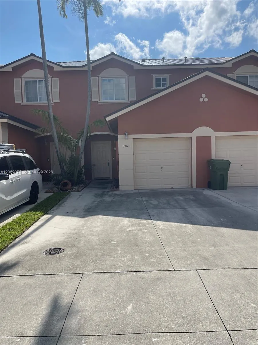 904 NW 100th Ave Pembroke Pines, FL 33024