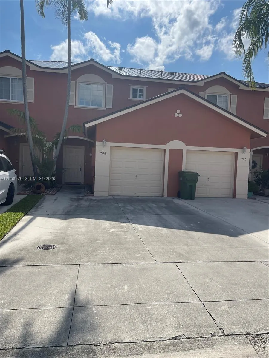 904 NW 100th Ave Pembroke Pines, FL 33024