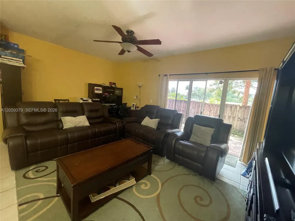 904 NW 100th Ave Pembroke Pines, FL 33024