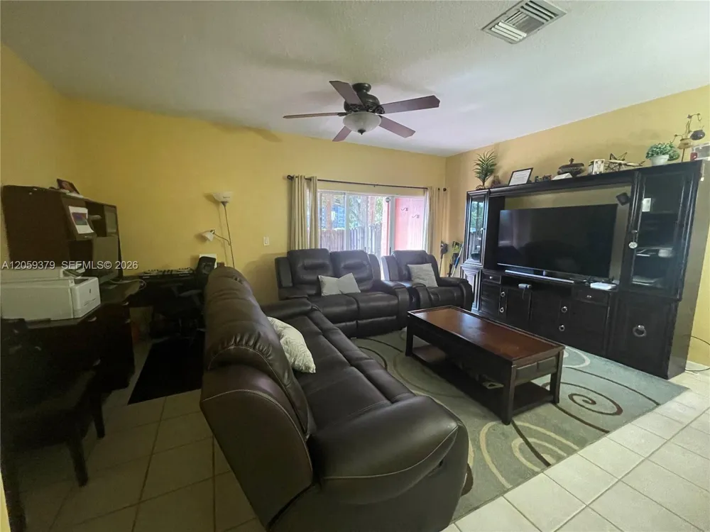 904 NW 100th Ave Pembroke Pines, FL 33024