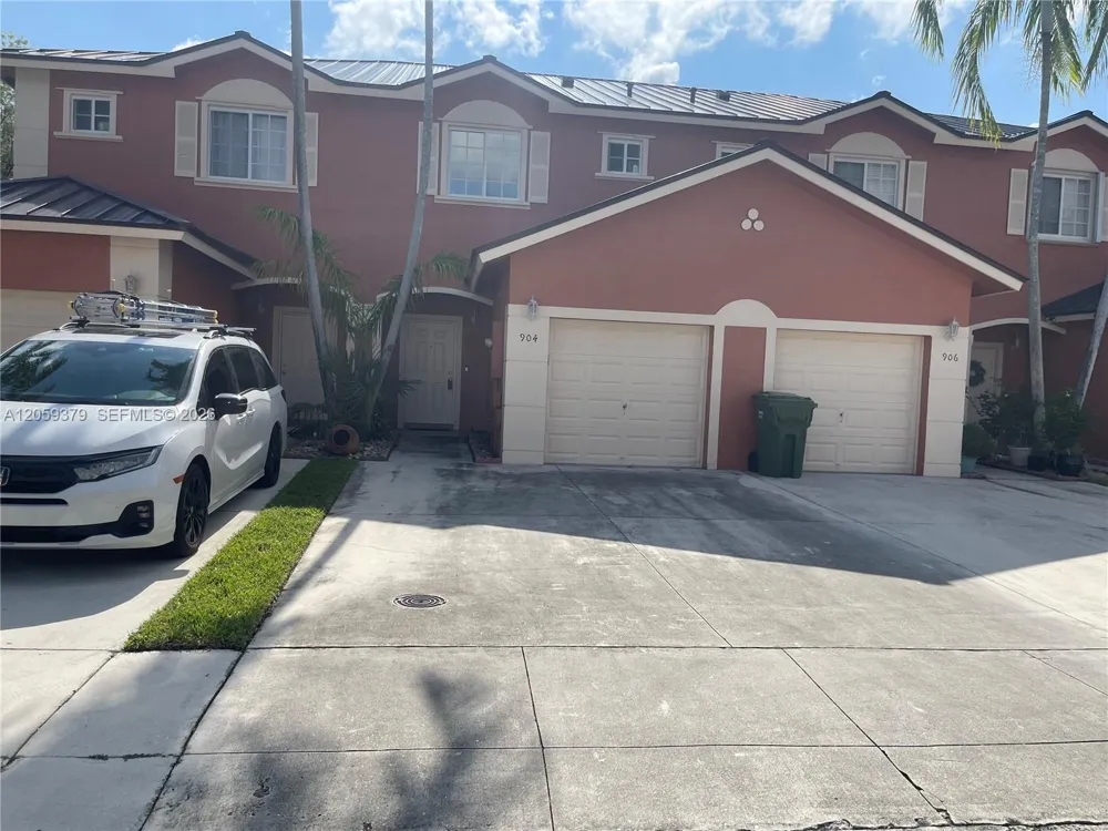 904 NW 100th Ave Pembroke Pines, FL 33024