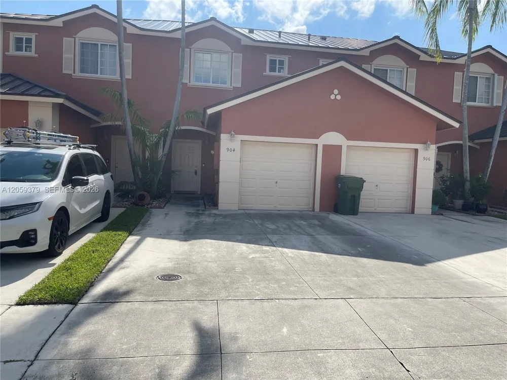 904 NW 100th Ave Pembroke Pines, FL 33024