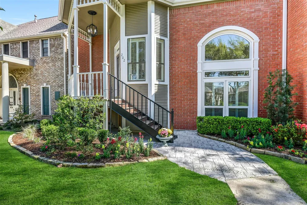 202 Victoria Way Friendswood, TX 77546