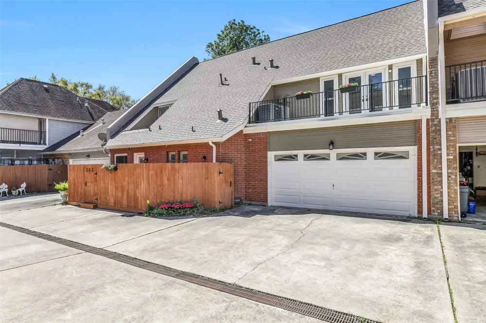 202 Victoria Way Friendswood, TX 77546